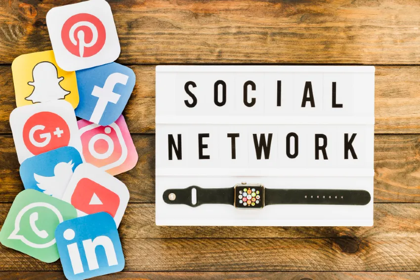 Bannière avec des icônes intelligentes et des montres représentant le réseau de médias sociaux