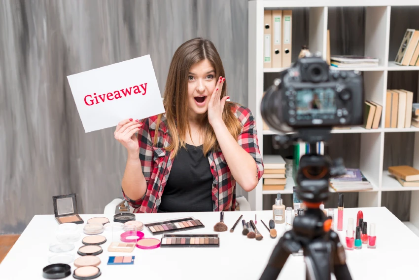 Influenceur de maquillage annonçant une offre pendant votre flux en direct sur Facebook