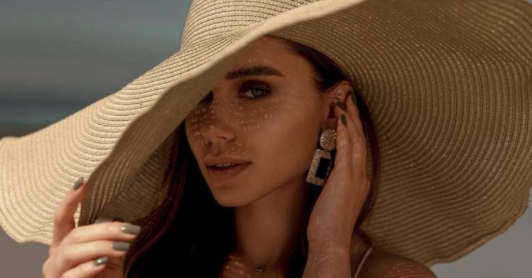 Olya Mosendz | Influenceur de beauté californien présenté dans la richesse