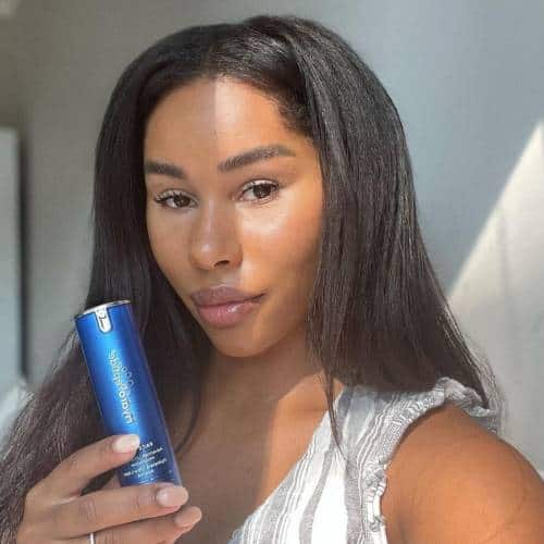 Tianna Vera faisant la promotion de la crème hydratante faciale | Influenceurs de maman dans la richesse