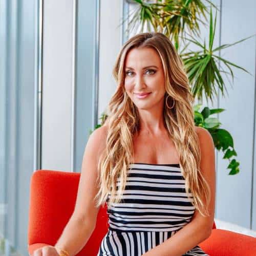 Jolene Goring assis sur la chaise orange | Influenceurs inspirants présentés dans la richesse