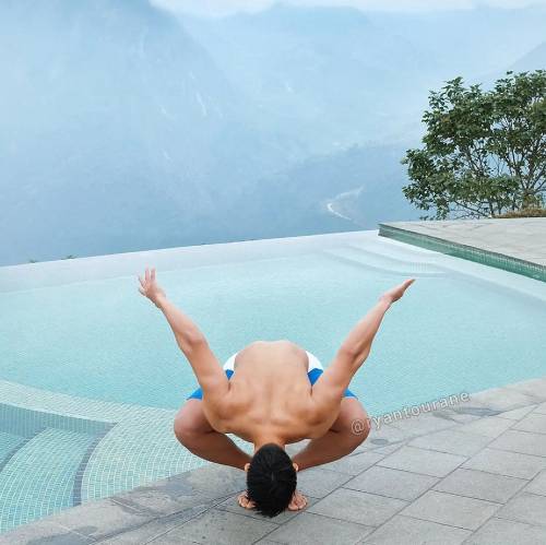 Ryan Nguyen travaillant par la piscine de montagne | Influenceurs inspirants des médias sociaux