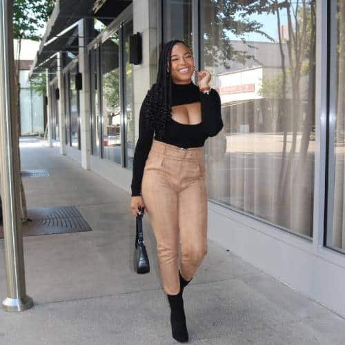 Kam Williams marchant le long du trottoir | Modèle, influenceur et entrepreneur