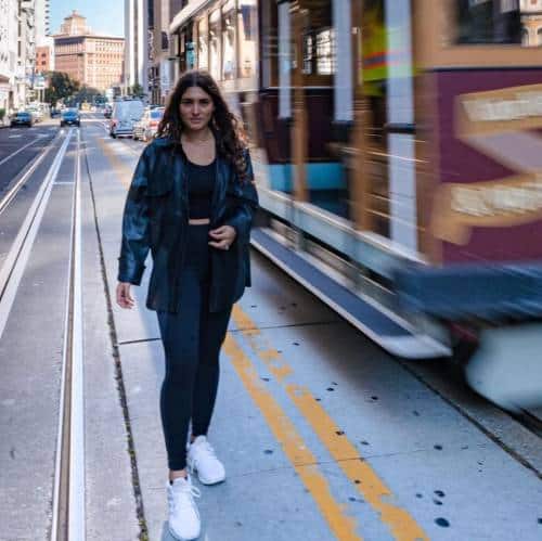 Chloe Jade Meltzer passant un tramway | Séance de photographie dans la ville