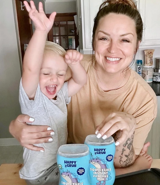 Danielle McCormick avec son fils faisant la promotion du mélange de crêpes de Happy Grub