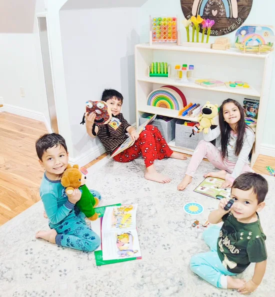 Iris Hric | Enfants sur le sol avec leurs jouets dans la salle de jeux | Influenceurs éducatifs