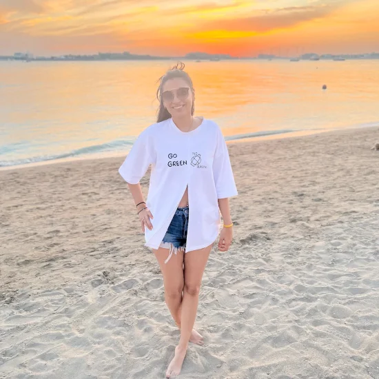 Sonya Vajifdar souriant au coucher du soleil sur la plage | Influenceurs éducatifs