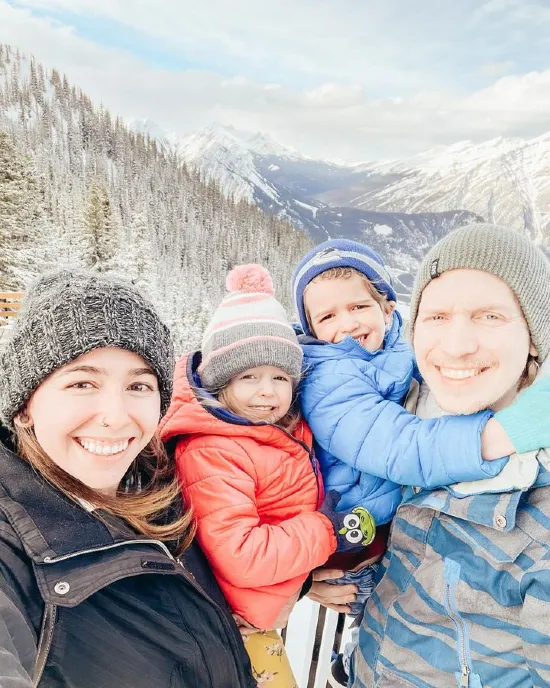 Chayce et sa famille en vacances dans une montagne de neige | Influenceurs éducatifs