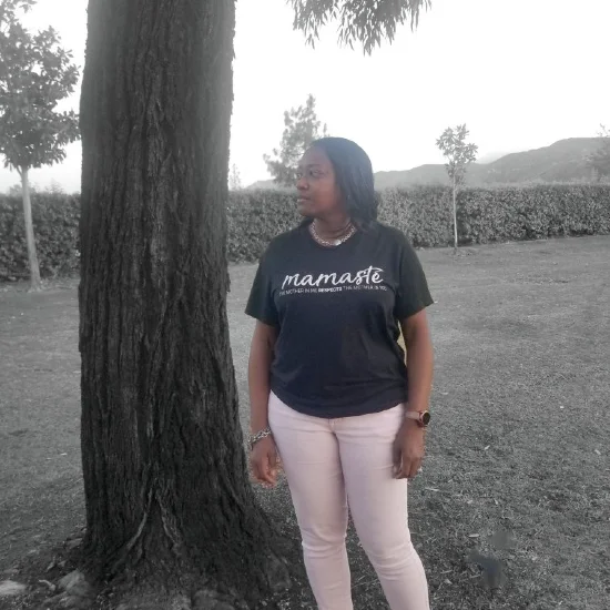 Anra Jackson sur le terrain à côté d'un grand arbre