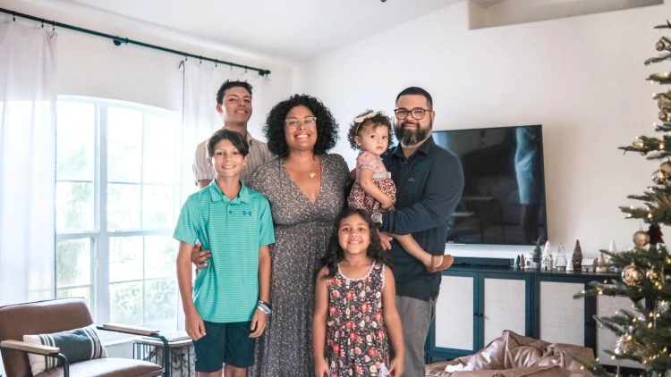 Nichole Antomattei posant avec sa famille pour ses vacances