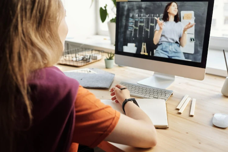 30 influenceurs éducatifs ayant des connaissances pour la créer
