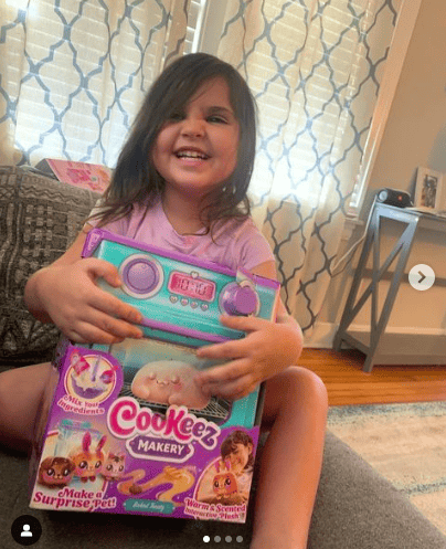 La fille de Christina Flynn heureuse du jouet de Makery Cookeez