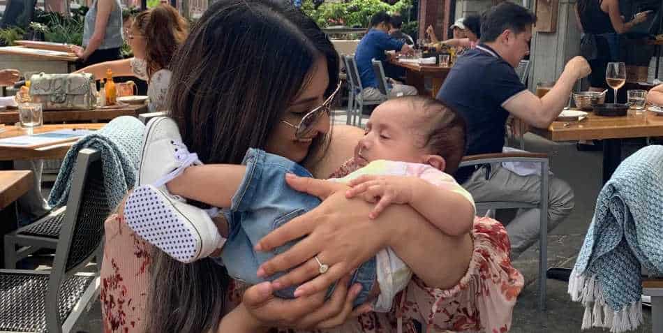 Aiyna Dhillon | Influenceur parent avec votre bébé Milan au café