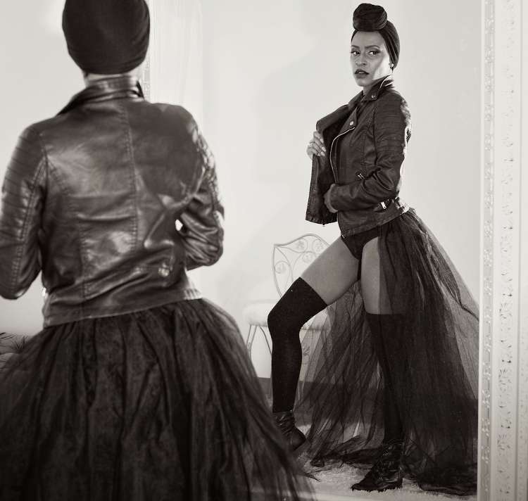 Lavynder Lee - Posting élégamment devant le miroir géant