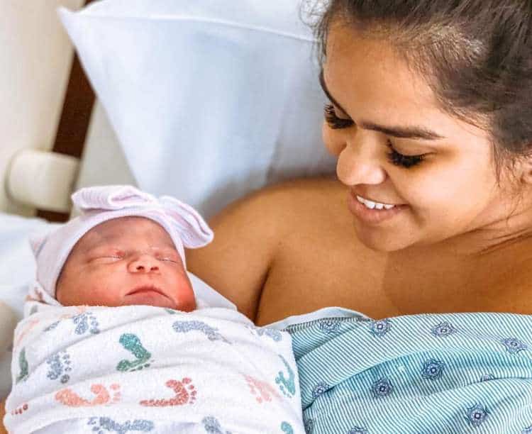 Priscilla Marie Cosme avec un nouveau-né | Influenceurs parentaux