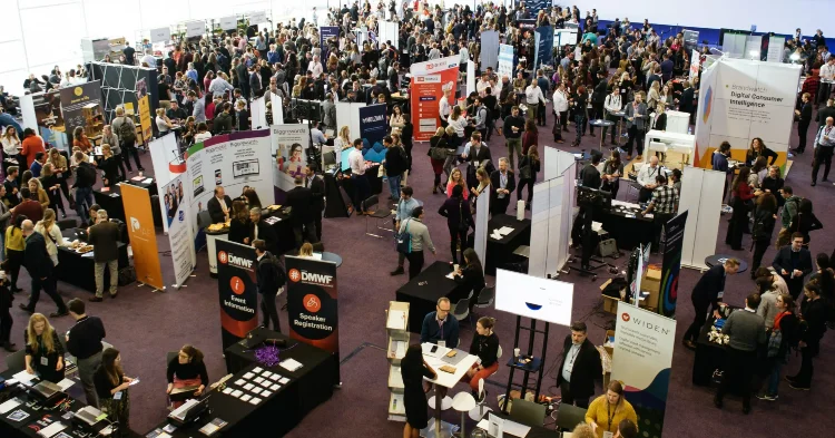 Plancher de la conférence DMWF plein de gens