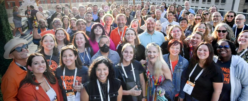 Participants à l'événement de marketing de contenu, en prenant une énorme photo de groupe