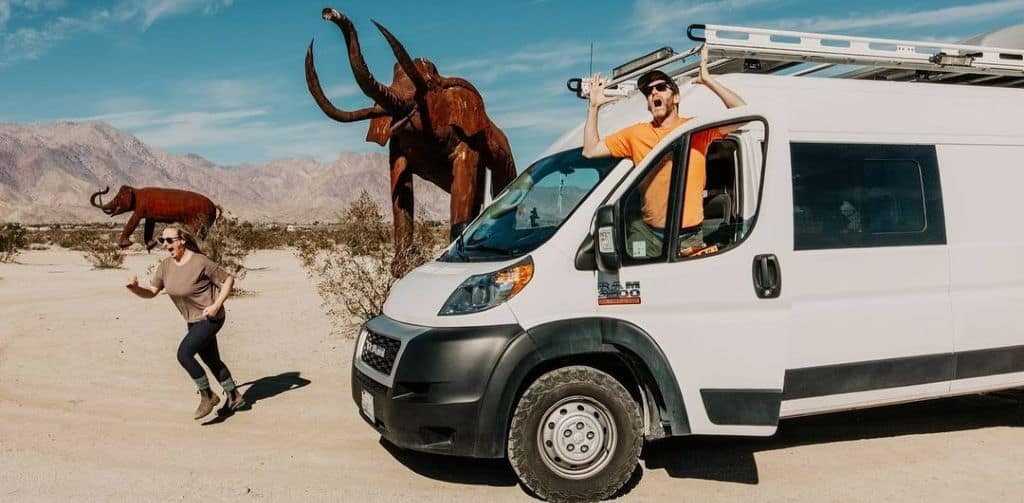 Crystal et Brian Gordon sont attaqués par des éléphants