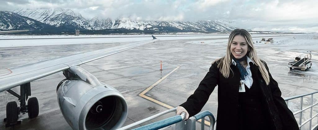 Lauren Thomas en uniforme de l'équipage de cabine à l'aéroport