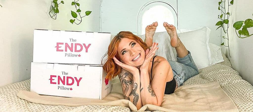 Candice Hutchings heureux au lit avec des boîtes de prophathe endy