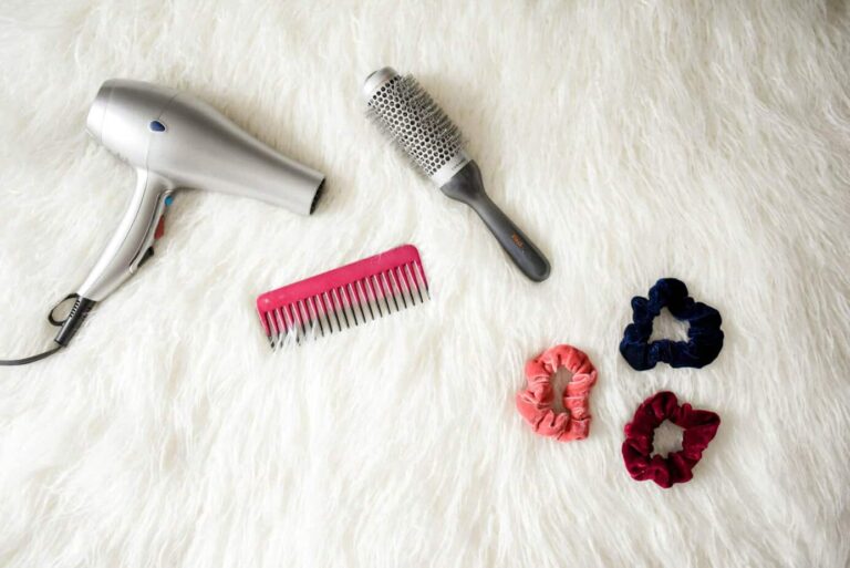 10 influenceurs de cheveux principaux inspirant des looks impressionnants et des mèches saines