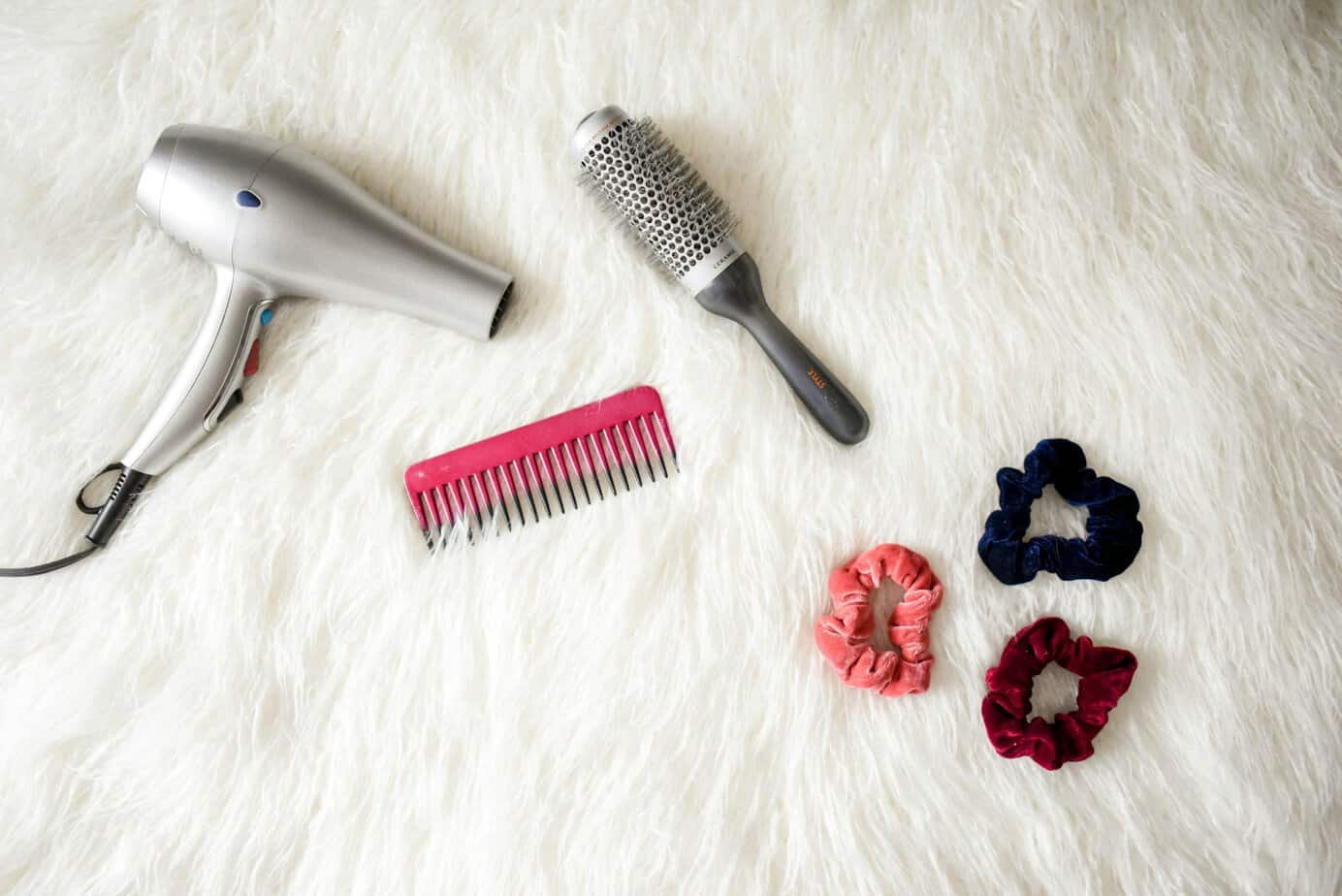 10 influenceurs de cheveux principaux inspirant des looks impressionnants et des mèches saines