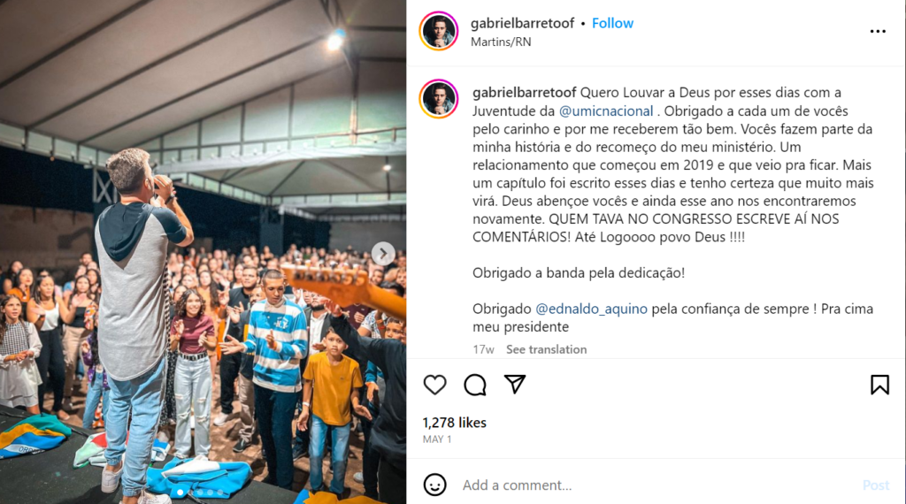 La capture d'écran de Gabriel Barreto se produit pour une foule. 