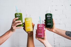 Comment rédiger un résumé de l'influenceur de tueur à 10 pas - une variété de jus colorés tenus par quatre mains