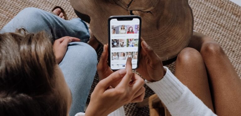 Le chemin social pour acheter: comment les médias sociaux et influencer le marketing se nourrissent -Lines des achats de ligne
