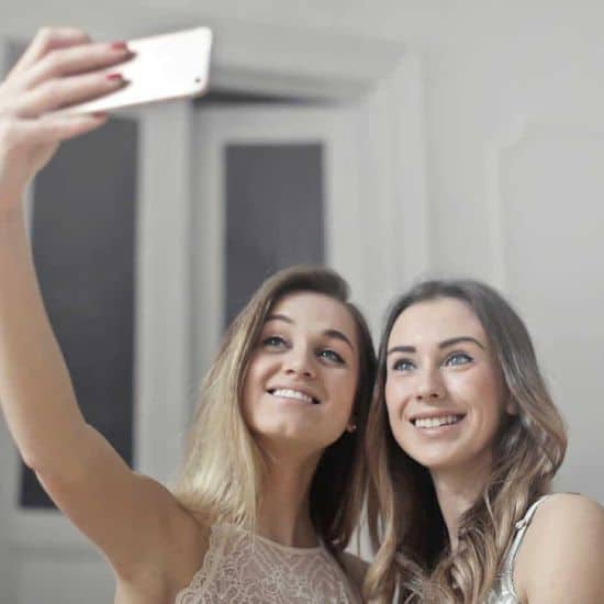Les femmes prennent des selfies ensemble