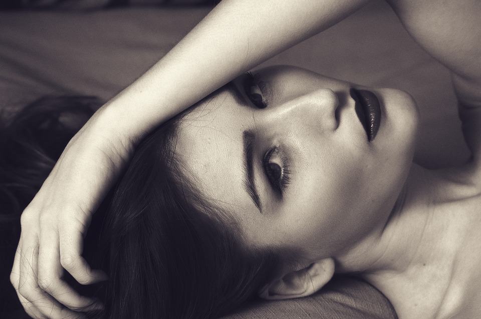 Comment devenir un influenceur de la beauté et frappez le succès | Modèle de visage noir et blanc