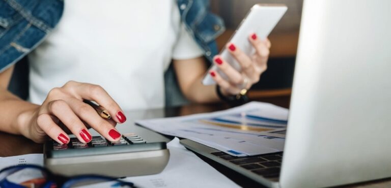 Manuel vs. Logiciel: Qu'est-ce qui est le mieux pour influencer les budgets de la campagne? [Free guide]