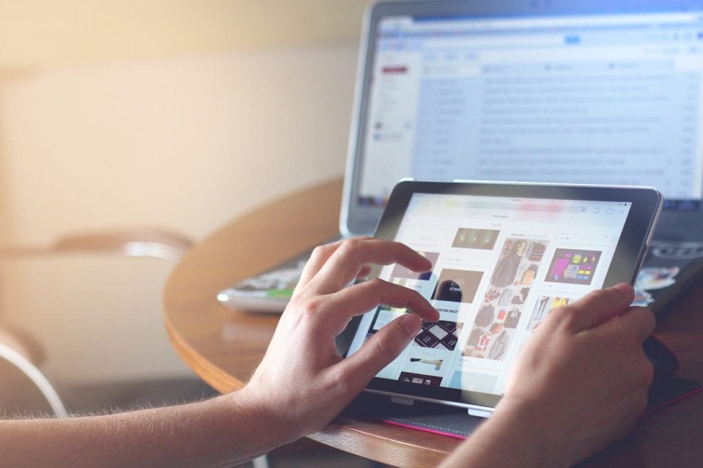 5 raisons pour lesquelles les influenceurs affectent absolument la croissance de leur entreprise iPad-Tablet-Technology-touch