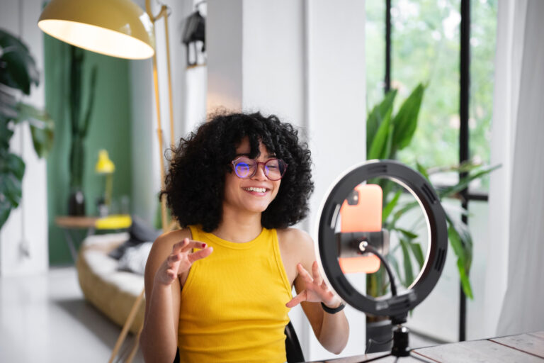 Combien gagnent les influenceurs? Le guide des taux d'influence 2025