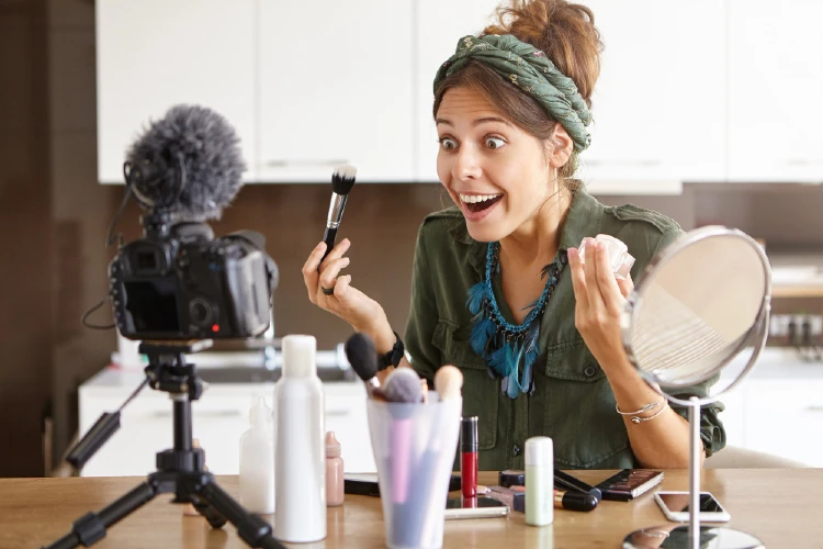 17 maquilleurs très attrayants + influenceurs
