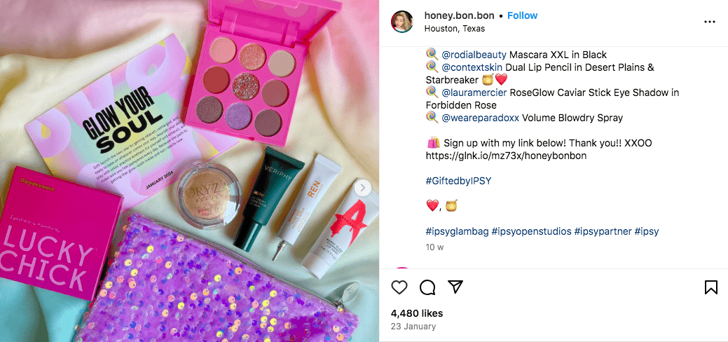 17 maquilleurs très attrayants + influenceurs Marqué Safdar partage des produits de maquillage sur Instagram