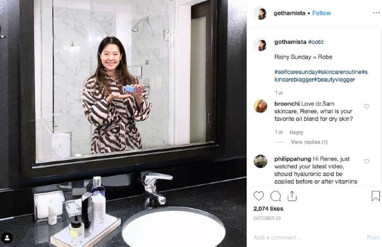 17 maquilleurs très attrayants + influenceurs Renée, également connue sous le nom de gothamista utilisant une robe dans la salle de bain