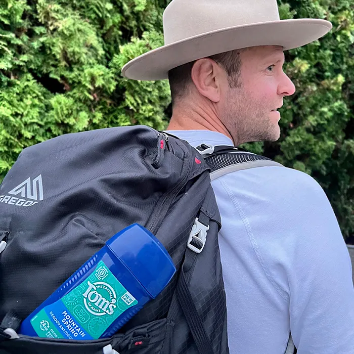 Sac à dos avec un chapeau faisant la promotion du déodorant du printemps de montagne