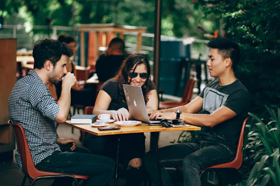 Le propriétaire du café était assis sur la table de la stratégie des plans marketing